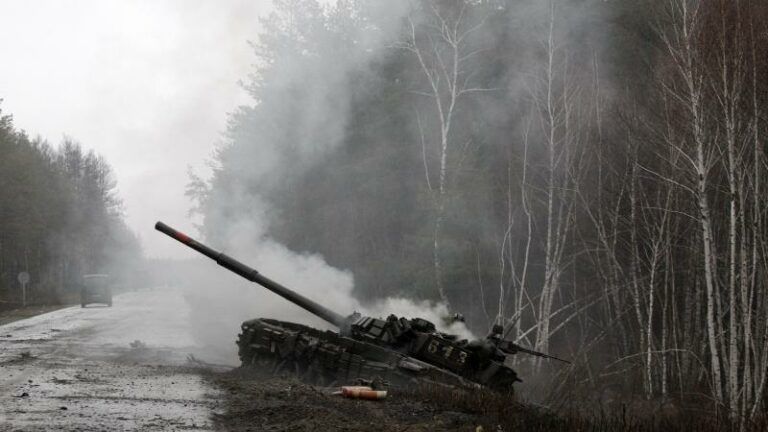 Oekraïense boer ‘steelt’ Russisch pantservoertuig (video)