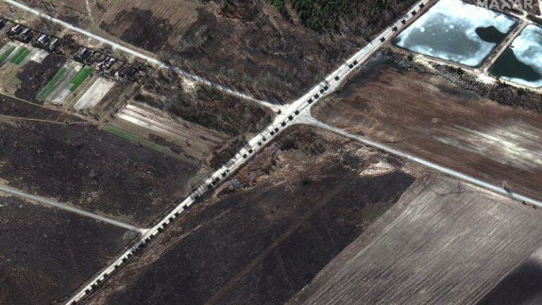 Russisch konvooi van 60 kilometer lang op weg naar Kiev, Rusland zou «vacuümbom» gebruiken