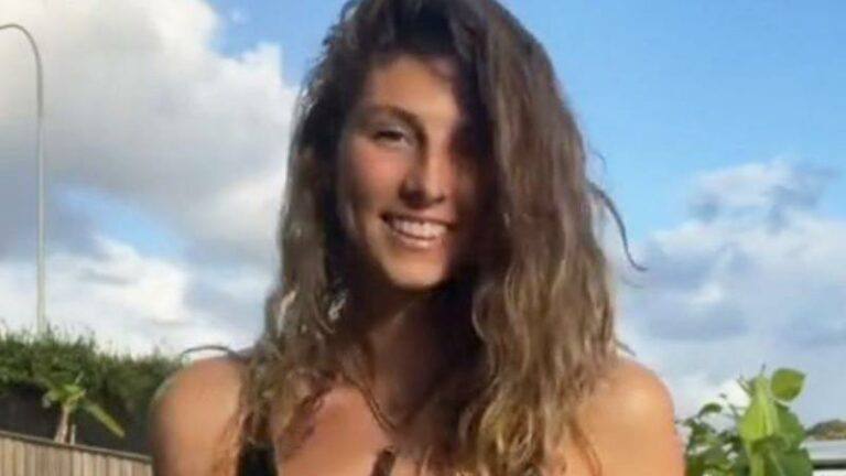 Model poseert met behaarde bikinilijn en krijgt lovende reacties: «Eindelijk een échte vrouw!» (video)