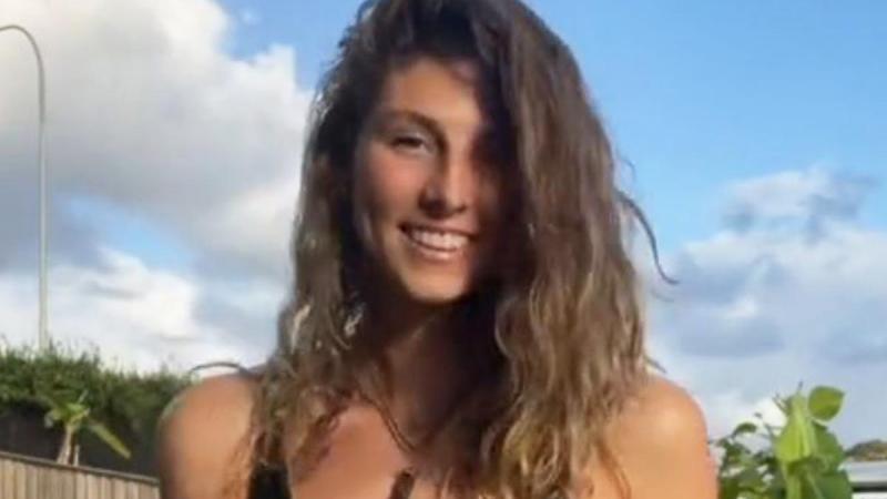 Model poseert met behaarde bikinilijn en krijgt lovende reacties: «Eindelijk een échte vrouw!» (video)