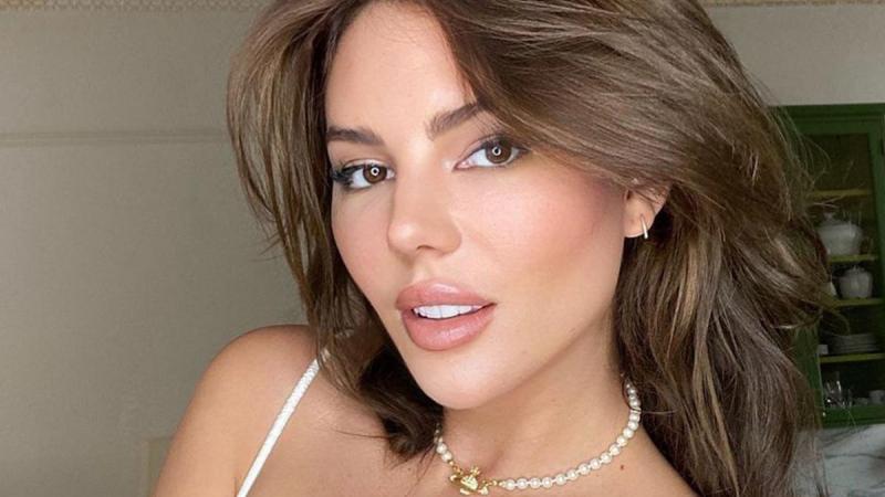 Actrice choqueert met doorkijkjurk waaronder ze enkel een slipje draagt: «Wow, dat zou ik niet durven!» (foto)