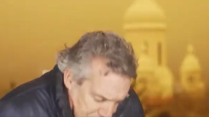 Reporter duikt weg voor explosies in Kiev tijdens liveverslaggeving: «Zwaarste die we al zagen» (video)