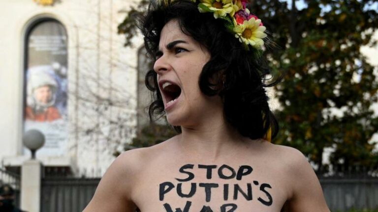 FEMEN protesteert halfnaakt tegen invasie van Rusland in Oekraïne