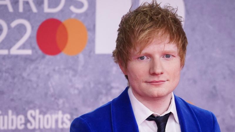 Ed Sheeran zingt en maakt zich kwaad in rechtbank (VIDEO)