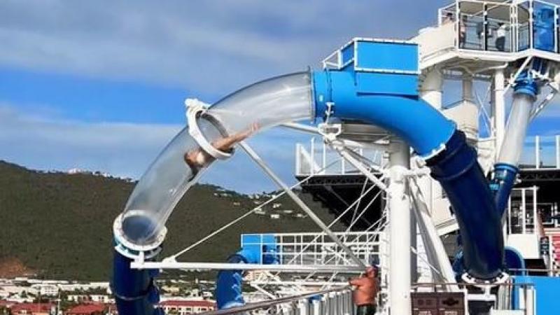 OMG. Vrouw raakt vast in waterglijbaan met looping en beleeft nachtmerrie: «Zo claustrofobisch» (video)