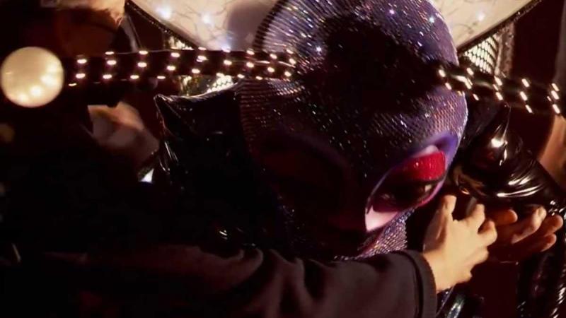 ‘The Masked Singer’-deelneemster begint plots te stikken op het podium: «Help haar!» (video)