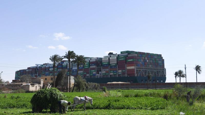 BIZAR. Een jaar na de Suezkanaalsaga loopt nu ook ander gigantisch containerschip van Evergreen vast