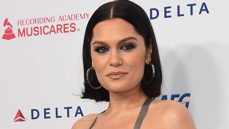 Jessie J deelt bikinifoto en verwijst naar haar ‘kleine’ borsten: «Je bent perfect zoals je bent!»