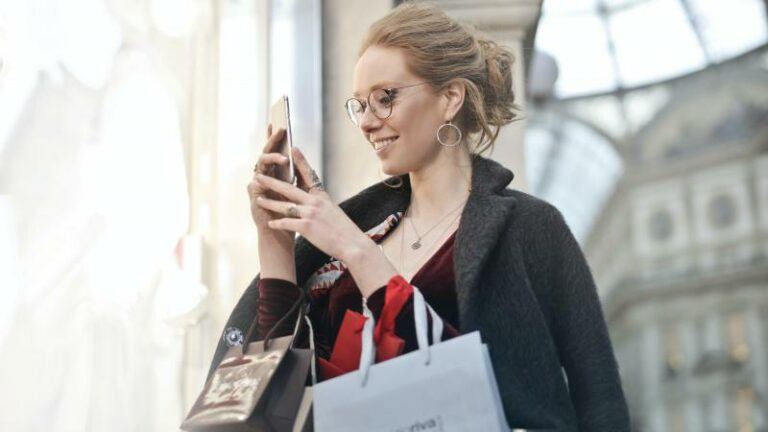 Deze regelgeving moet consumenten beter beschermen tegen valse reviews en kortingen
