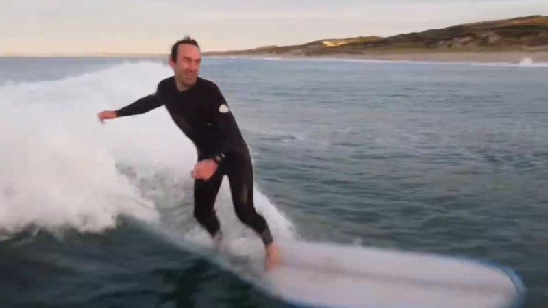 Man filmt surfende vriend, maar komt iets te dicht met zijn drone: «Een heel dure fout!» (video)