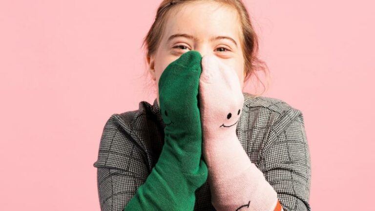 Waarom dragen we op Wereld Downsyndroomdag twee verschillende sokken?