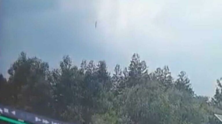Beelden tonen laatste momenten van gecrasht vliegtuig in China (video)