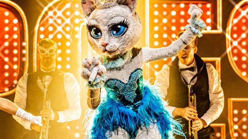 Camille Dhont toont wat ze onder haar ‘Miss Poes’-kostuum droeg in ‘The Masked Singer’ (video)