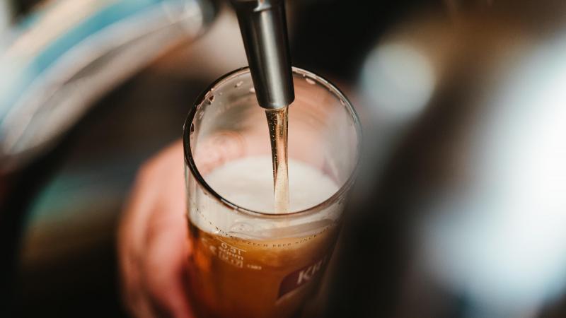 BIZAR. Australische cafés kunnen tot 220.000 dollar boete krijgen voor het verkeerd inschenken van een pint