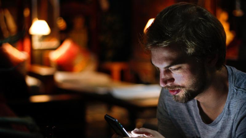 Expert waarschuwt voor ‘bluelighting’: Relaties staan onder druk door overmatig smartphonegebruik