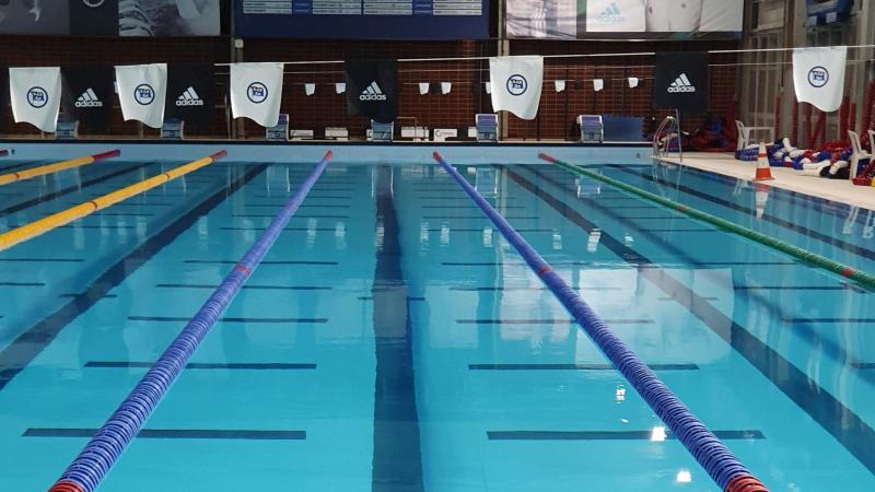 Amsterdam verlaagt watertemperatuur in zwembaden om gasfactuur te drukken, maar niet alle zwemmers zijn tevreden