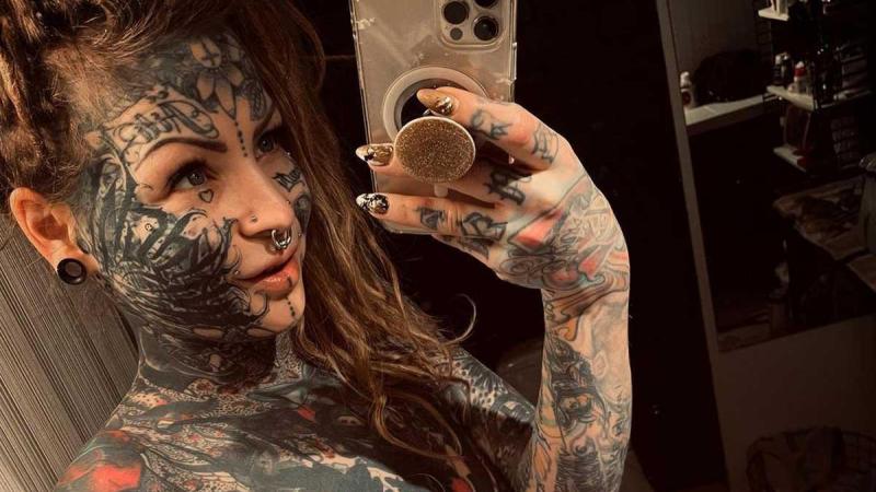 Vrouw die bijna volledig vol staat met tatoeages poseert halfnaakt: «Je bent zo mooi!» (foto)