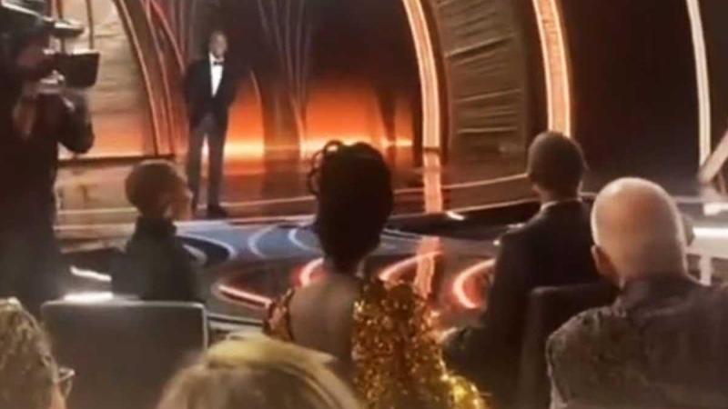 Nieuwe beelden tonen reactie van vrouw van Will Smith nadat hij Chris Rock slaat: «Huh, ze lacht!?» (video)