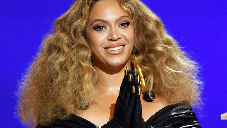 Beyoncé laat met pikante outfit weinig aan verbeelding over: “Hier is het te vroeg voor!” (foto’s)