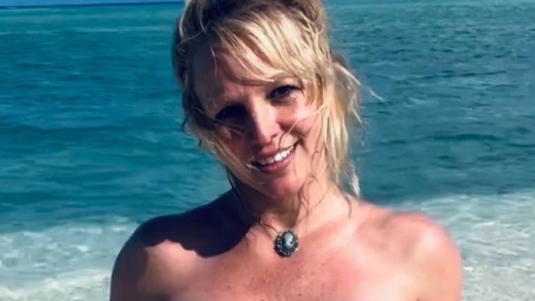 Britney Spears poseert POEDELNAAKT op strand, maar fans waarschuwen haar! (foto’s)