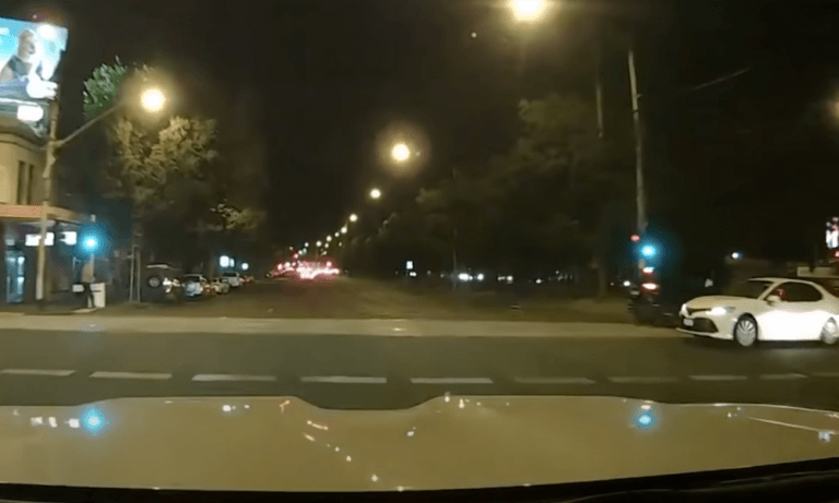 Voetgangers ontsnappen nipt aan de dood na SPECTACULAIRE crash (video)