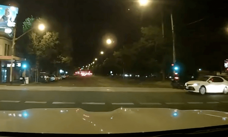 Voetgangers ontsnappen nipt aan de dood na SPECTACULAIRE crash (video)