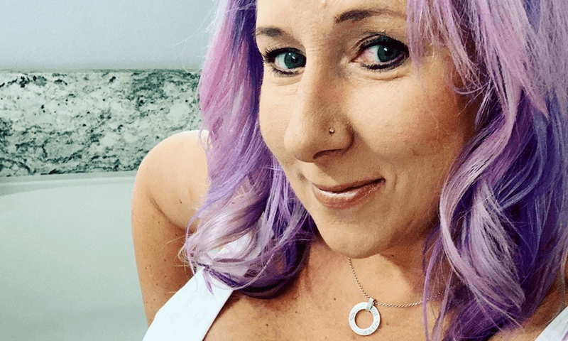 Voormalige politieagente zoekt het tegenwoordig op OnlyFans: “Mijn kijkers houden van m’n handboeien en pistool” (foto’s)