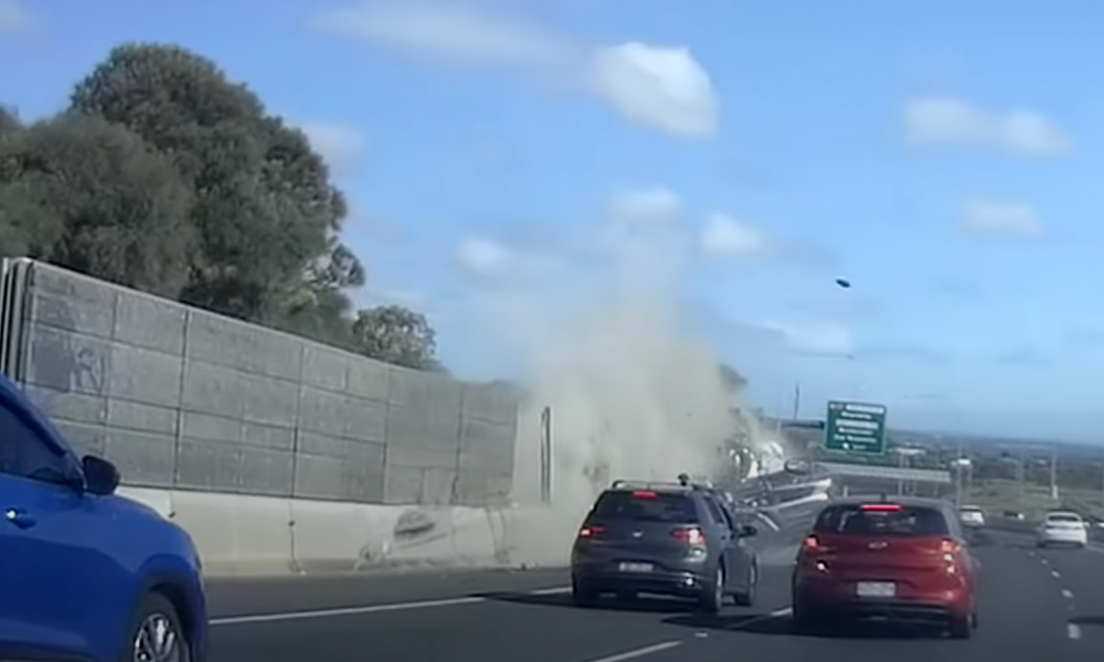 Vrachtwagenchauffeur verliest controle over het stuur met SPECTACULAIRE crash tot gevolg (video)
