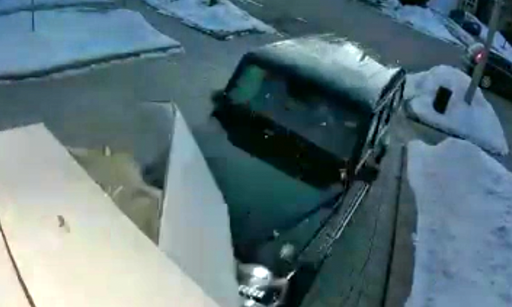 Meedogenloze autodief RAMT garagepoort en ontsnapt met peperdure Mercedes (video)