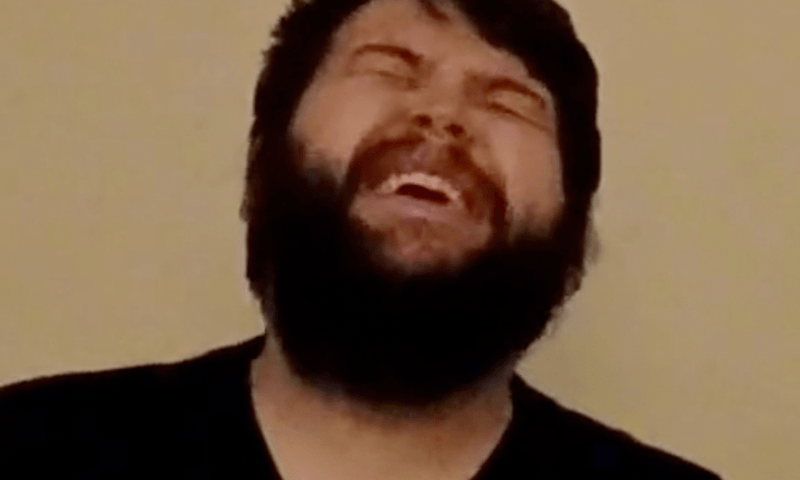 Vrouw kan maar niet stoppen met lachen wanneer haar man voor eerste keer zijn baard afscheert (video)