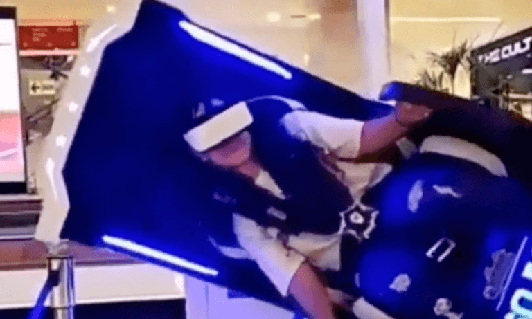 Jonge vrouw crasht in virtual reality-toestel en omstaanders komen niet meer bij van het lachen! (video)