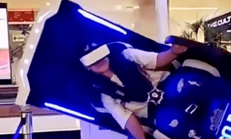 Jonge vrouw crasht in virtual reality-toestel en omstaanders komen niet meer bij van het lachen! (video)