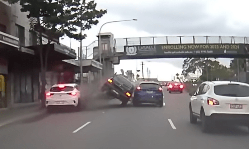 Idioot duwt tussen drukke verkeer gaspedaal helemaal in, maar dan… KARMA! (video)