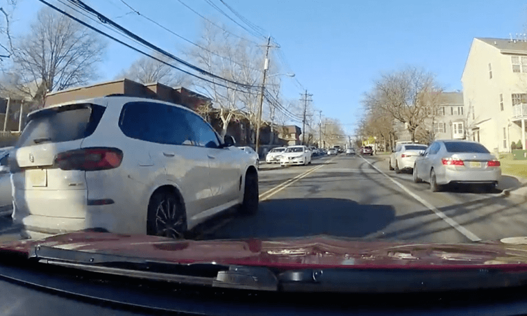 Roekeloze BMW-chauffeur raast door drukke verkeer en DAN: “Ik had die tweede totaal niet verwacht!” (video)