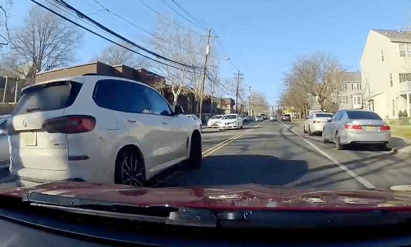 Roekeloze BMW-chauffeur raast door drukke verkeer en DAN: “Ik had die tweede totaal niet verwacht!” (video)