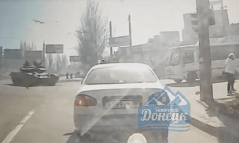 Russische tank ramt een Oekraïense passagiersbus stevig in de flank (video)