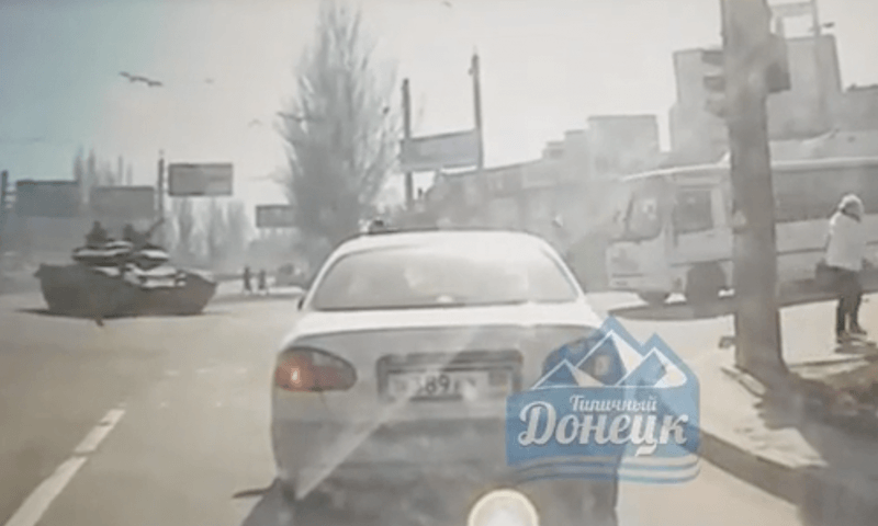 Russische tank ramt een Oekraïense passagiersbus stevig in de flank (video)
