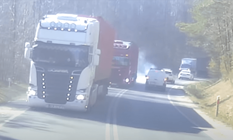 Onoplettende vrachtwagenchauffeur crasht frontaal tegen tegenligger (video)