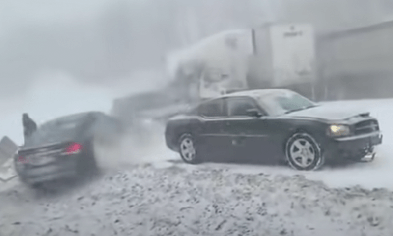 Massale sneeuwval in Amerika overvalt bestuurders en zorgt voor stevige kettingbotsing (video)