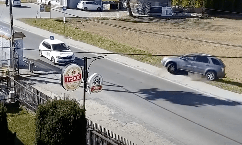 Dan doe je je best op de rijschool om geen ongelukken te veroorzaken en gebeurt er DIT! (video)