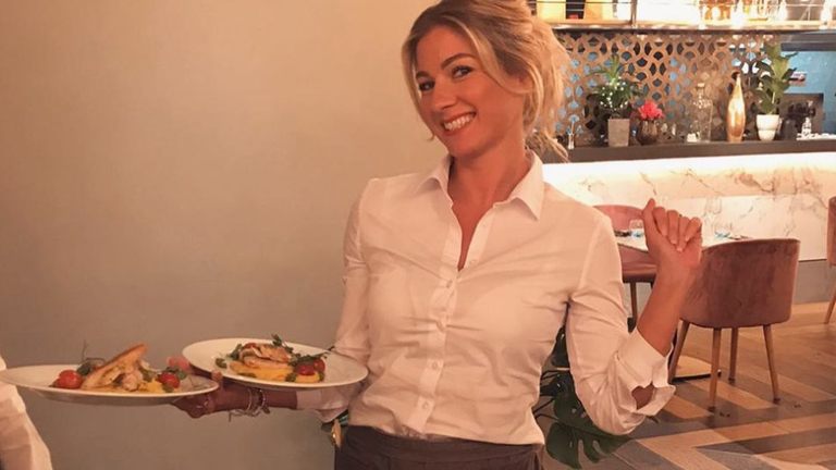 ‘First Dates’-serveerster wil ’transformatie’ tonen via bikinifoto’s, maar fans reageren: “Prachtig op beide plaatjes!”