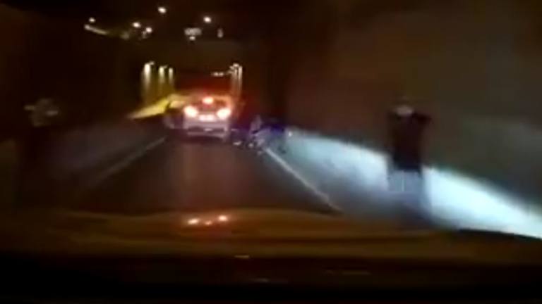 Gewapende carjackers proberen hun slag te slaan. Maar dan doet hun doelwit DIT! (video)