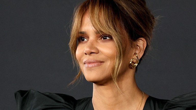 Halle Berry verbaast fans met compleet nieuwe look: “Het staat je!” (foto’s)