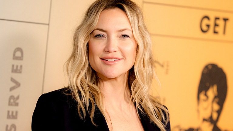 Actrice Kate Hudson deelt badpak- en bikinifoto’s én vraagt hulp aan fans: “Zonder twijfel nummer 1!”