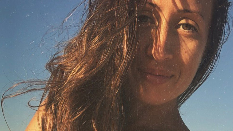 Dame geeft poedelnaakt yogalessen op het strand: “Zo verfrissend!” (foto’s)