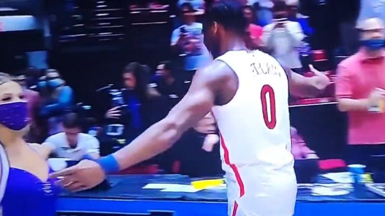 Ophef over basketbalspeler die borst van cheerleadster aanraakt: “Niet met opzet!” (video)