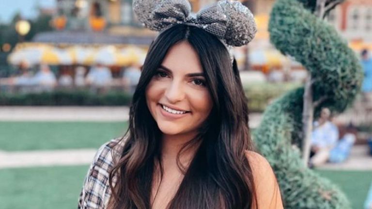 Outfit van dame blijkt ’te pikant’ voor Disney World. Gevolg? Gratis T-shirt! (video)