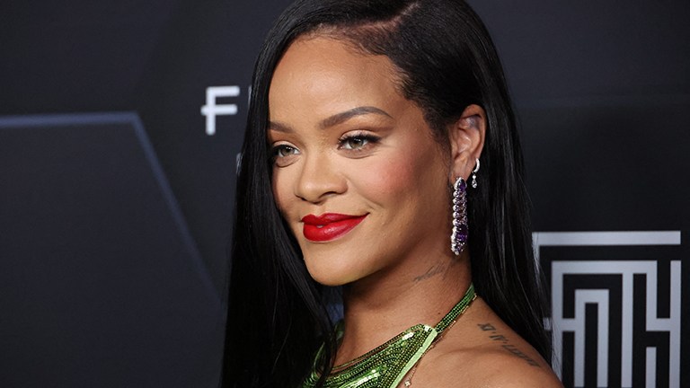 Zwangere Rihanna toont bolle buikje in doorschijnende outfit. Fans lovend: “Prachtig!” (foto’s)