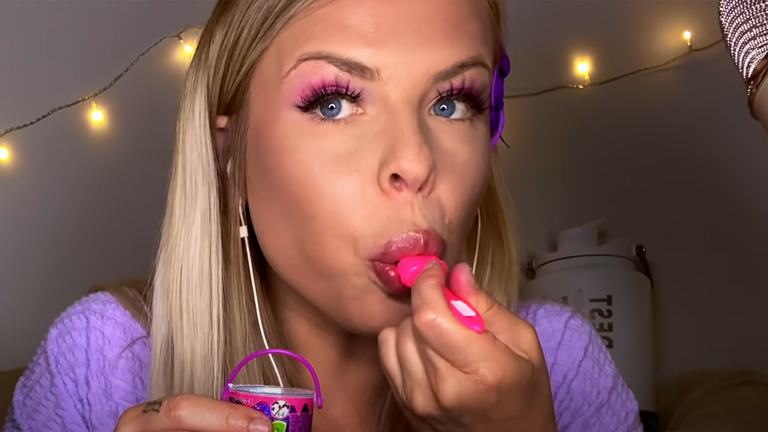 Ze verdient meer dan 700.000 euro per maand door… te eten: “Niets seksueels aan!” (video’s)