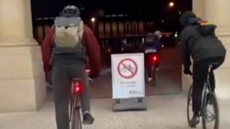 WOOPS: Fietser negeert al lachend een verbodsteken. Karma grijpt METEEN in! (fails)